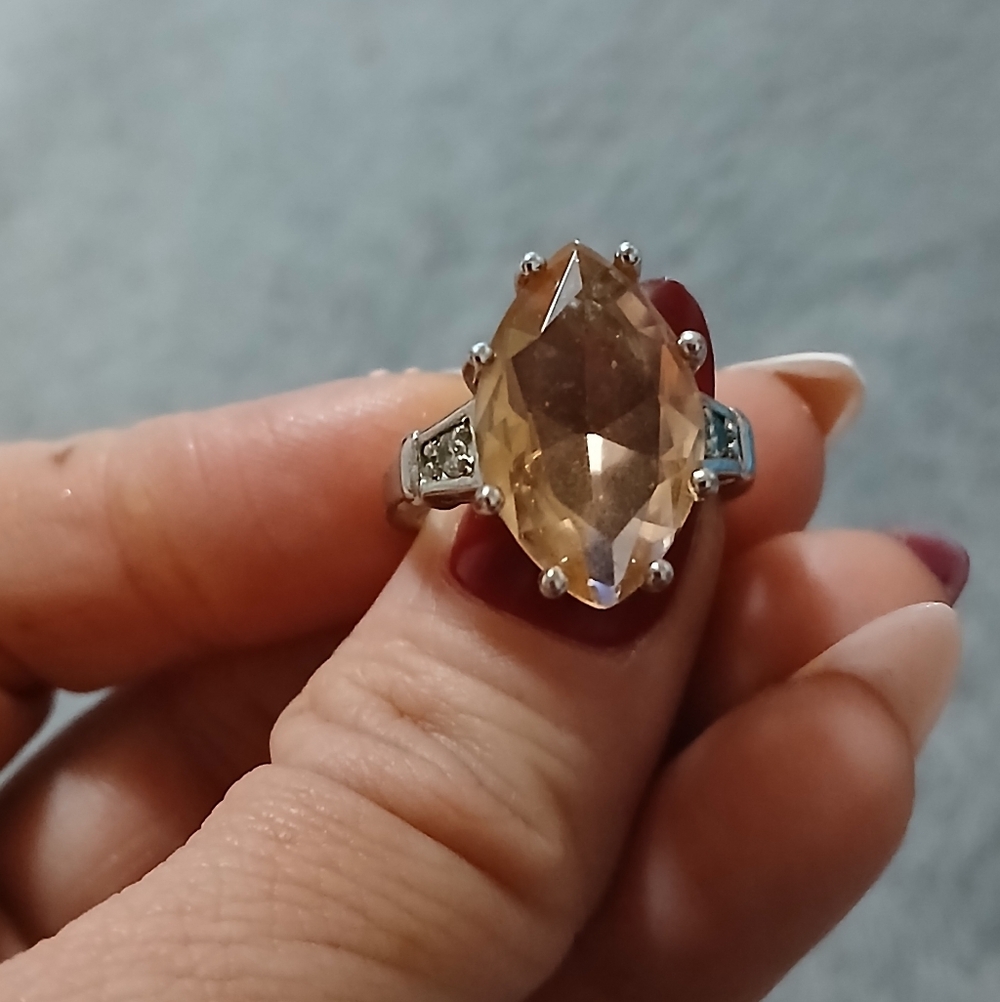 💛 SOLD💛   Stunning Silver Ring With A Beautifu Citrus/Peach Tone Gemstone Ring
